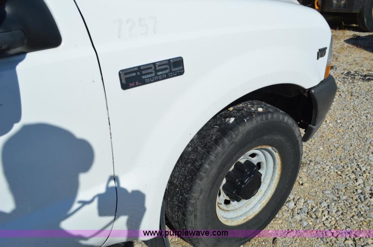 image for item BR9842 2004 Ford F350 Super Duty SuperCab utility truck