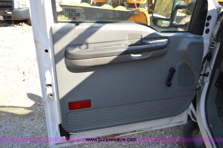 image for item BR9842 2004 Ford F350 Super Duty SuperCab utility truck