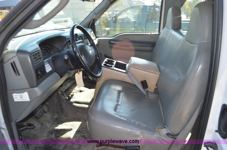 image for item BR9842 2004 Ford F350 Super Duty SuperCab utility truck