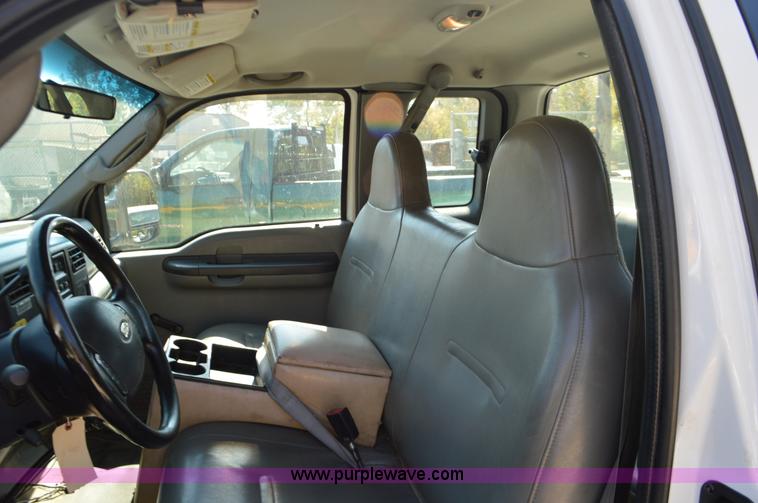 image for item BR9842 2004 Ford F350 Super Duty SuperCab utility truck