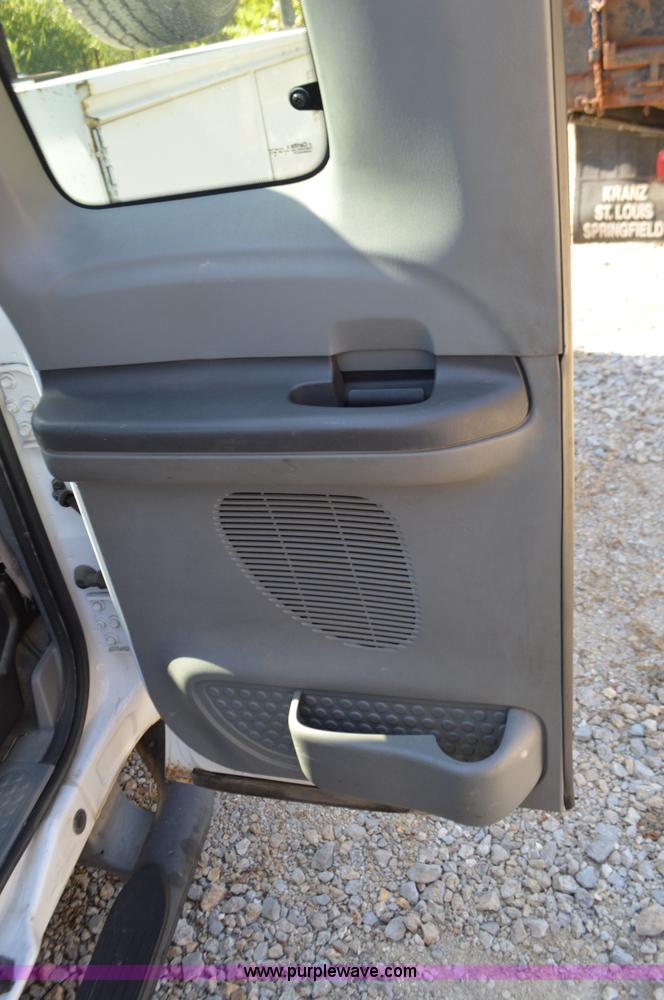 image for item BR9842 2004 Ford F350 Super Duty SuperCab utility truck