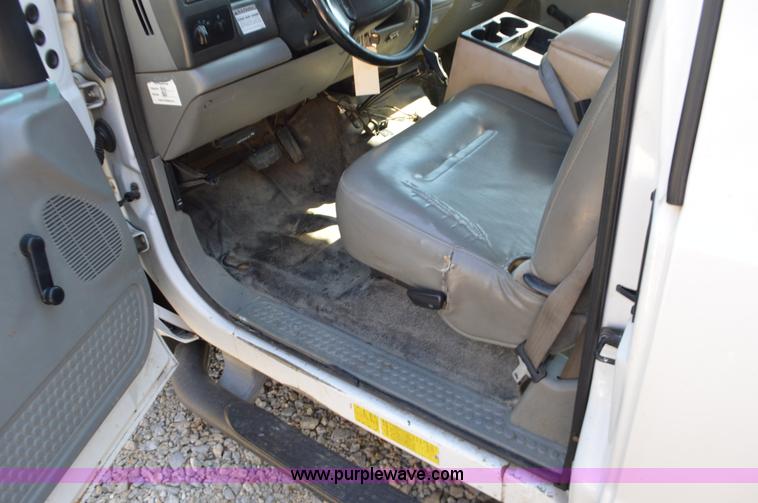 image for item BR9842 2004 Ford F350 Super Duty SuperCab utility truck