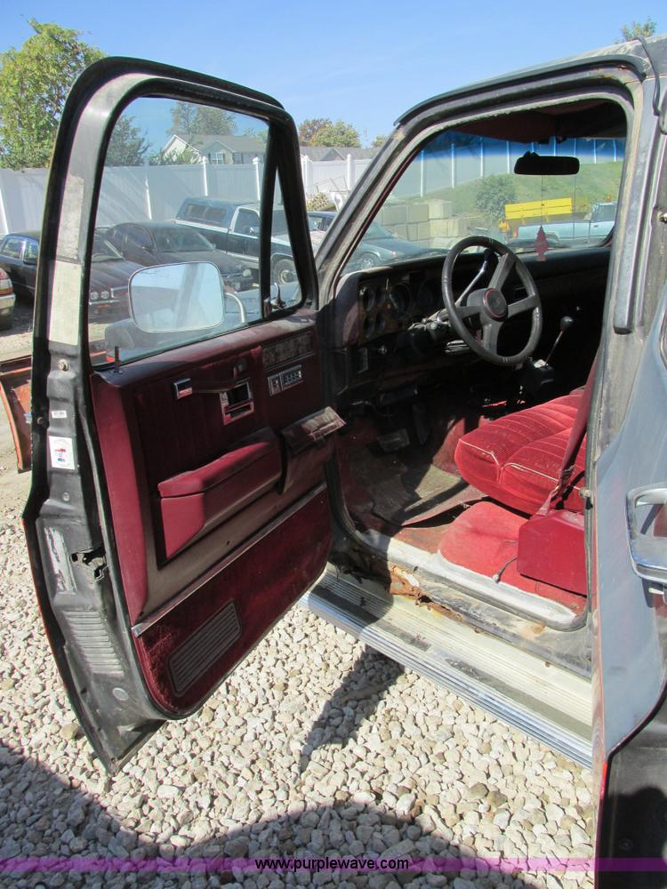 image for item BS9935 1991 GMC Suburban SUV