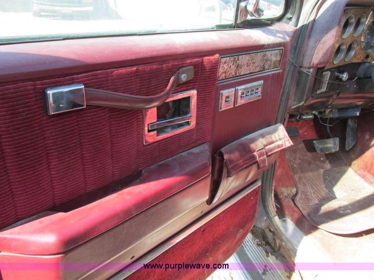 image for item BS9935 1991 GMC Suburban SUV