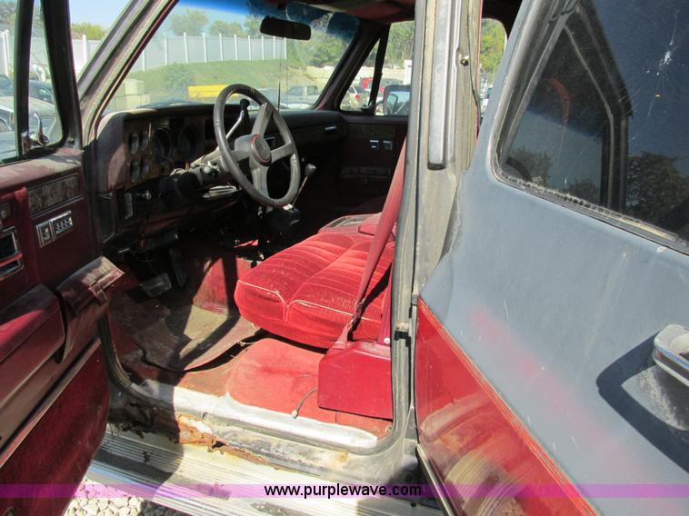 image for item BS9935 1991 GMC Suburban SUV