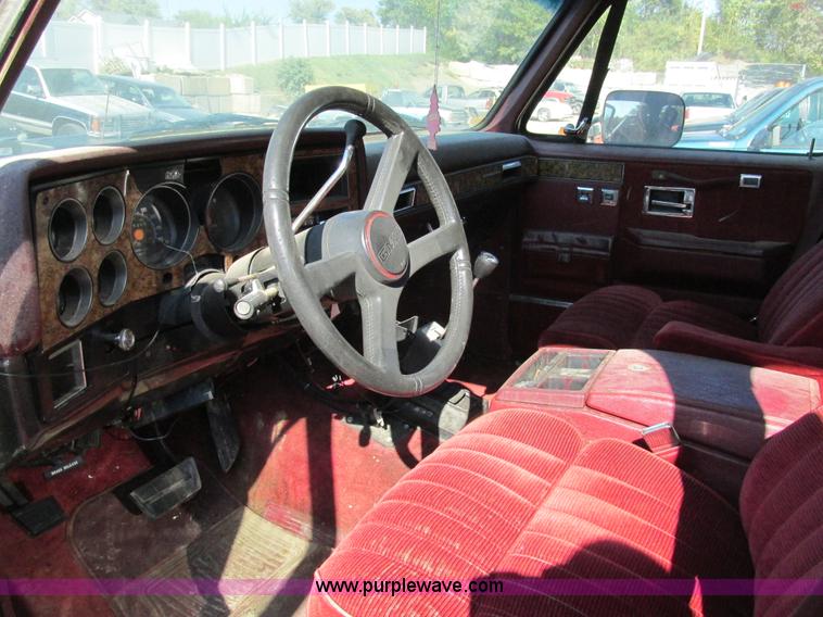 image for item BS9935 1991 GMC Suburban SUV