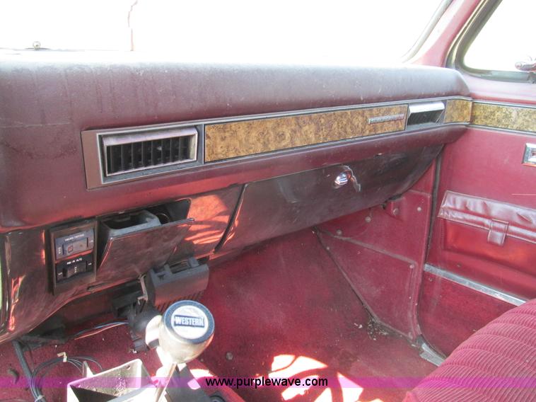 image for item BS9935 1991 GMC Suburban SUV