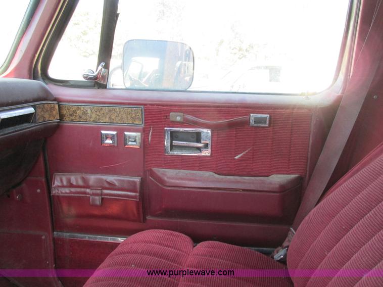 image for item BS9935 1991 GMC Suburban SUV