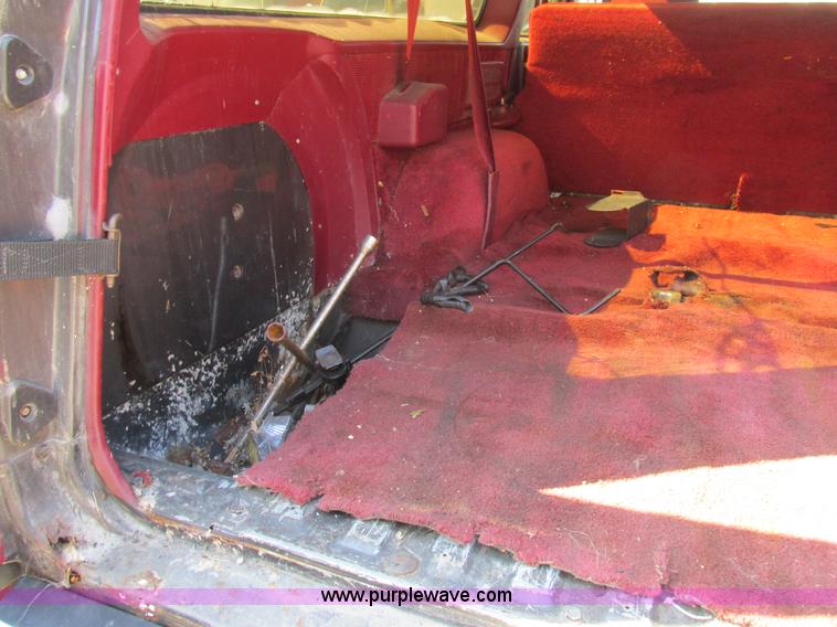 image for item BS9935 1991 GMC Suburban SUV