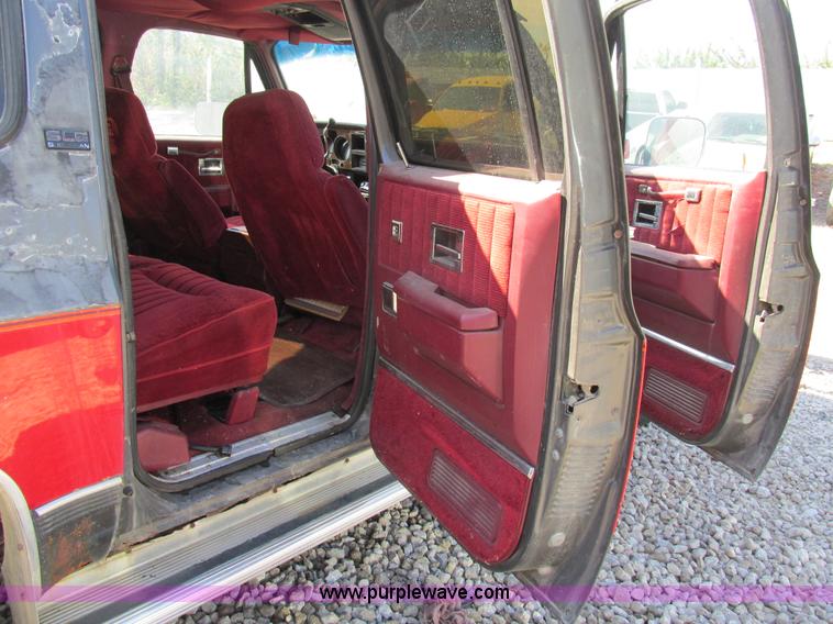 image for item BS9935 1991 GMC Suburban SUV