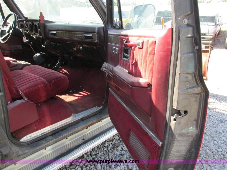 image for item BS9935 1991 GMC Suburban SUV