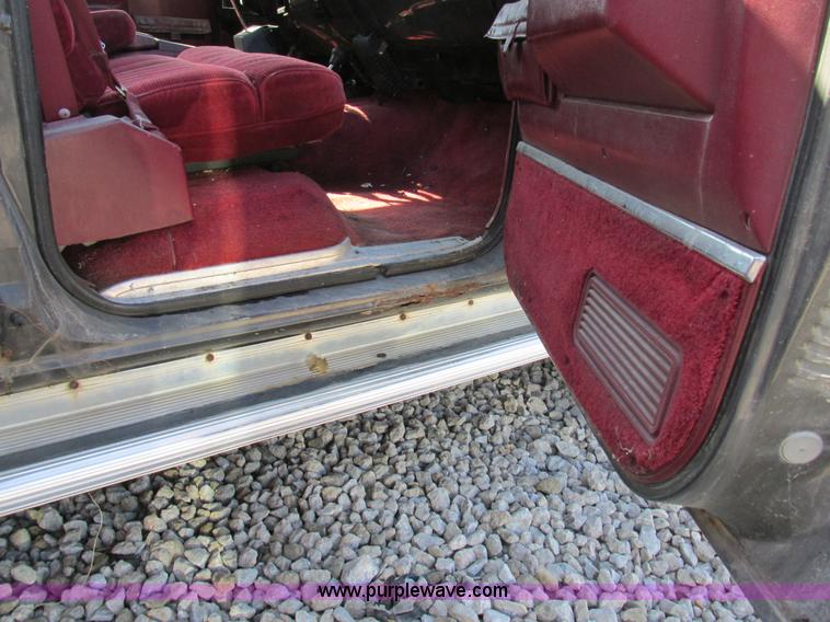 image for item BS9935 1991 GMC Suburban SUV