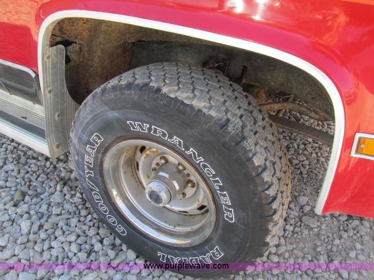 image for item BS9935 1991 GMC Suburban SUV