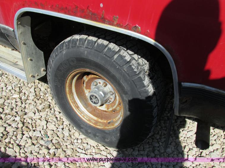 image for item BS9935 1991 GMC Suburban SUV