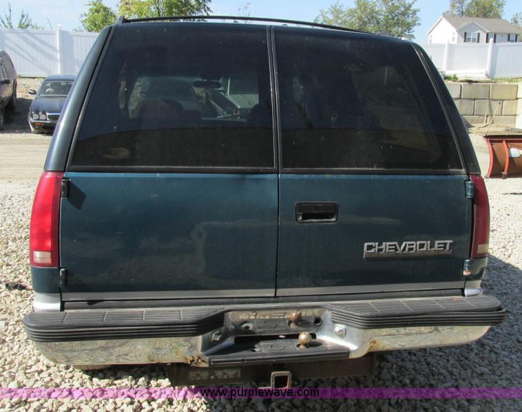 image for item BS9937 1993 Chevrolet Suburban SUV