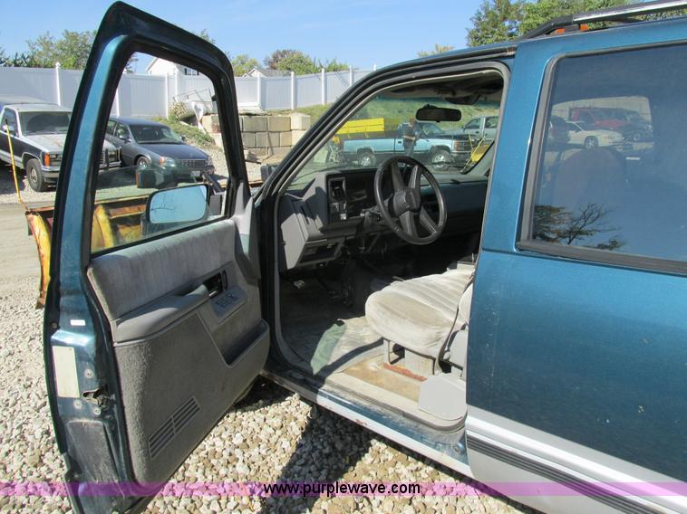 image for item BS9937 1993 Chevrolet Suburban SUV