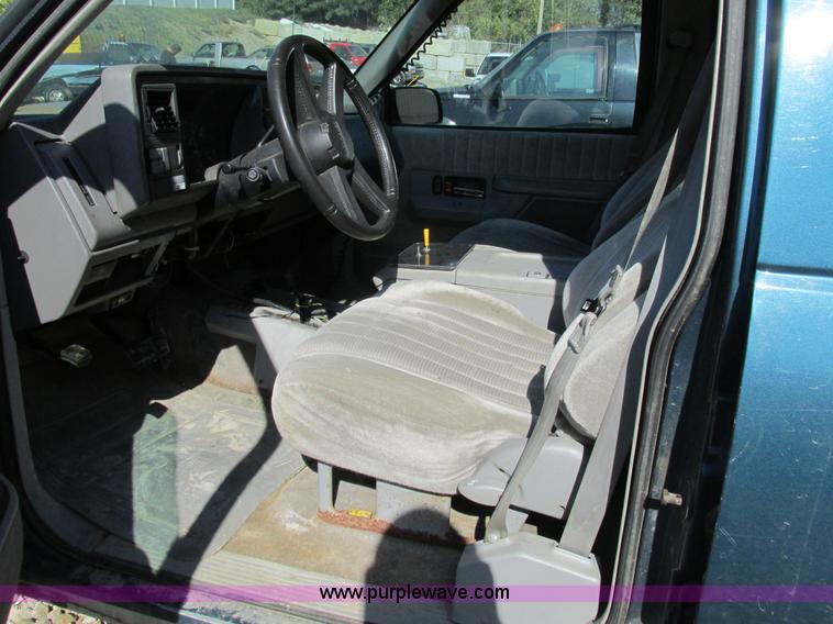 image for item BS9937 1993 Chevrolet Suburban SUV
