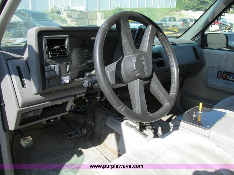 image for item BS9937 1993 Chevrolet Suburban SUV