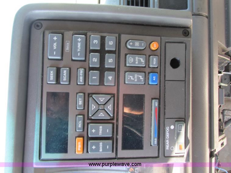 image for item BS9937 1993 Chevrolet Suburban SUV