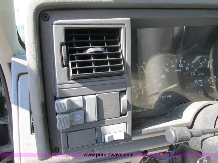 image for item BS9937 1993 Chevrolet Suburban SUV