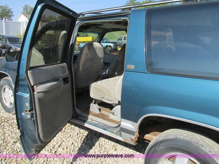 image for item BS9937 1993 Chevrolet Suburban SUV