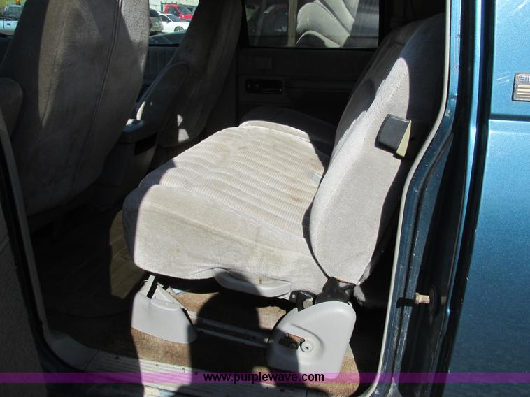 image for item BS9937 1993 Chevrolet Suburban SUV