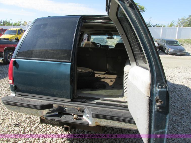 image for item BS9937 1993 Chevrolet Suburban SUV