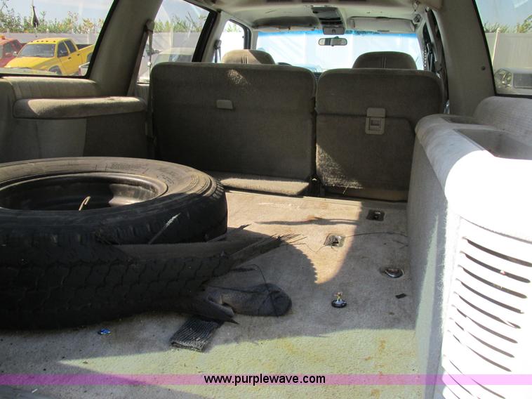image for item BS9937 1993 Chevrolet Suburban SUV