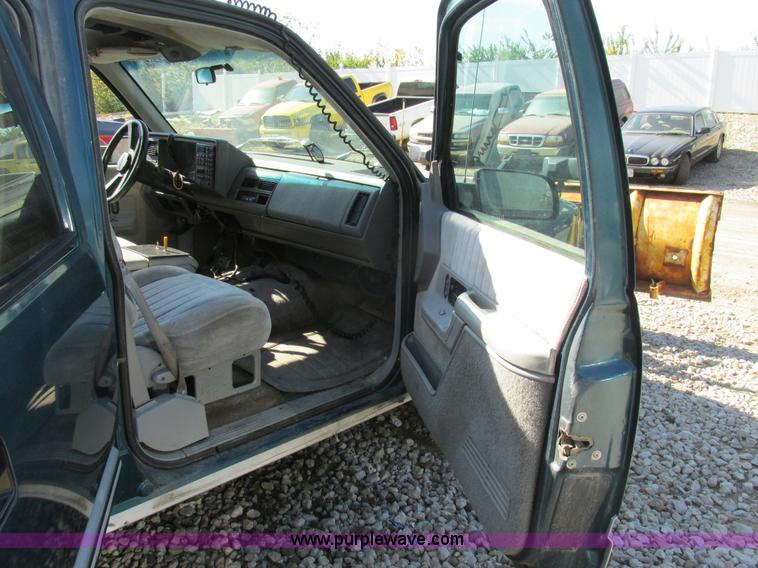 image for item BS9937 1993 Chevrolet Suburban SUV