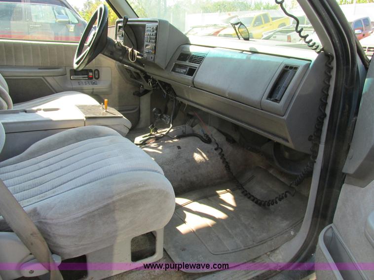 image for item BS9937 1993 Chevrolet Suburban SUV
