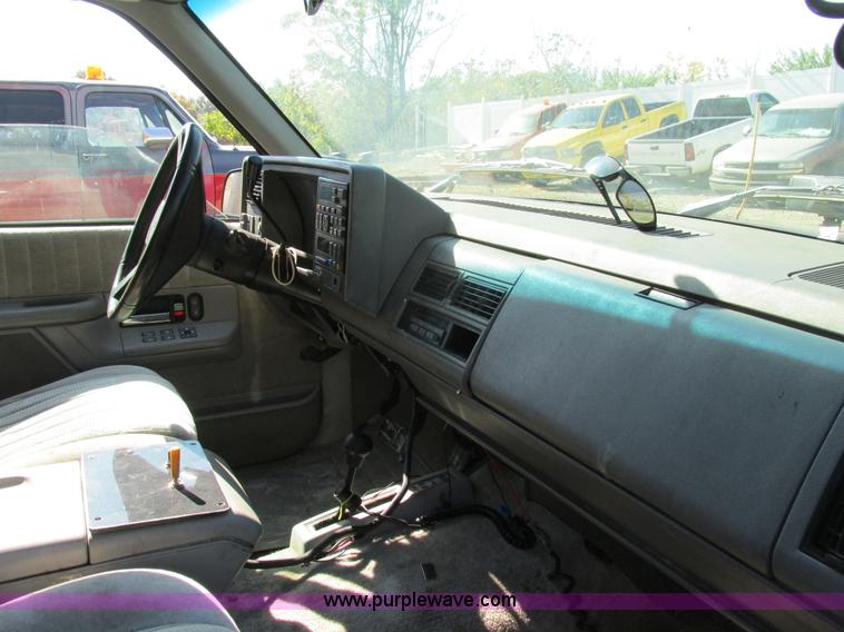image for item BS9937 1993 Chevrolet Suburban SUV