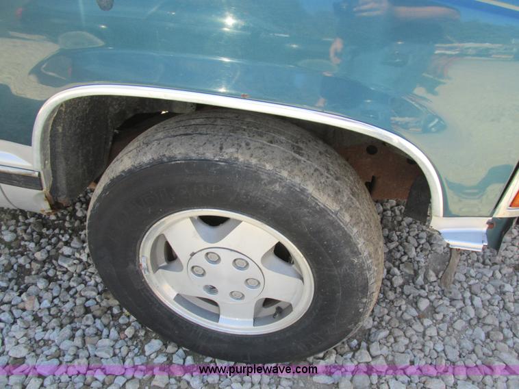 image for item BS9937 1993 Chevrolet Suburban SUV