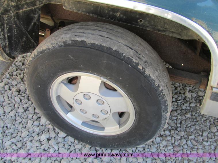 image for item BS9937 1993 Chevrolet Suburban SUV