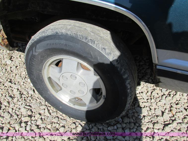 image for item BS9937 1993 Chevrolet Suburban SUV