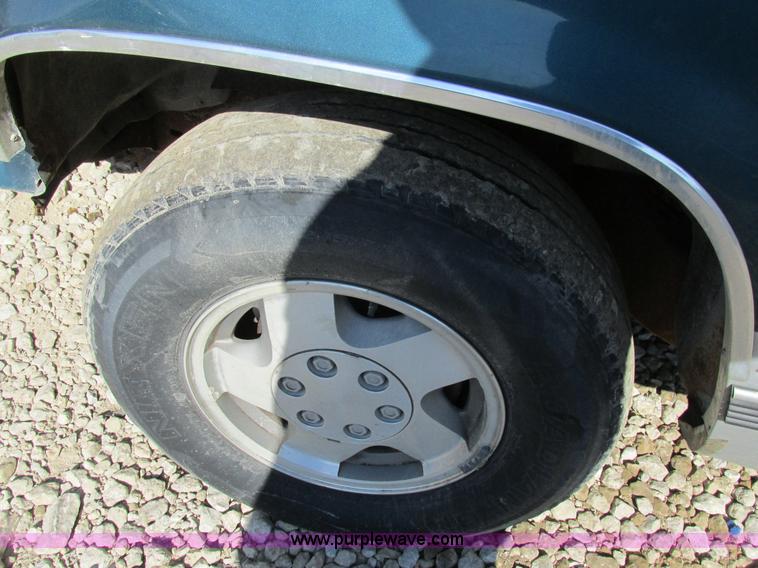 image for item BS9937 1993 Chevrolet Suburban SUV