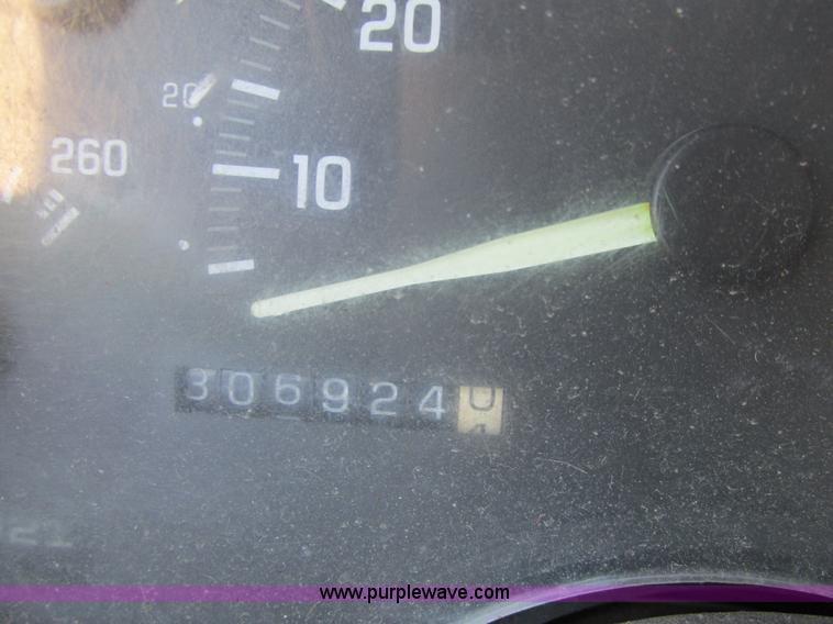 image for item BS9941 1992 GMC 1500 pickup truck