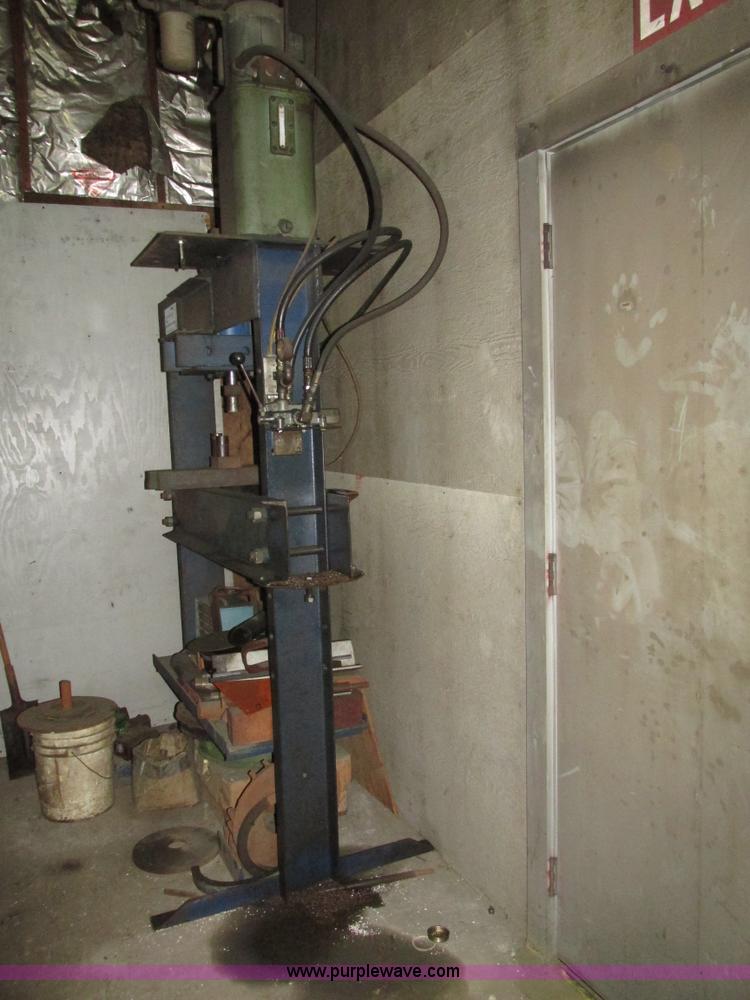 image for item H1078 Hydraulic press