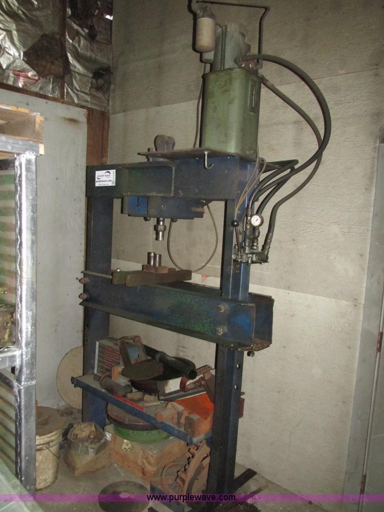 image for item H1078 Hydraulic press