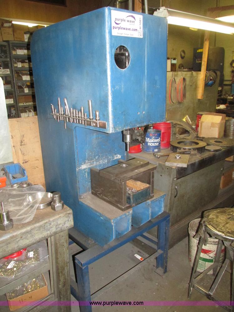 image for item H1081 Hydraulic press