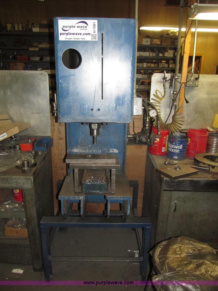 image for item H1081 Hydraulic press