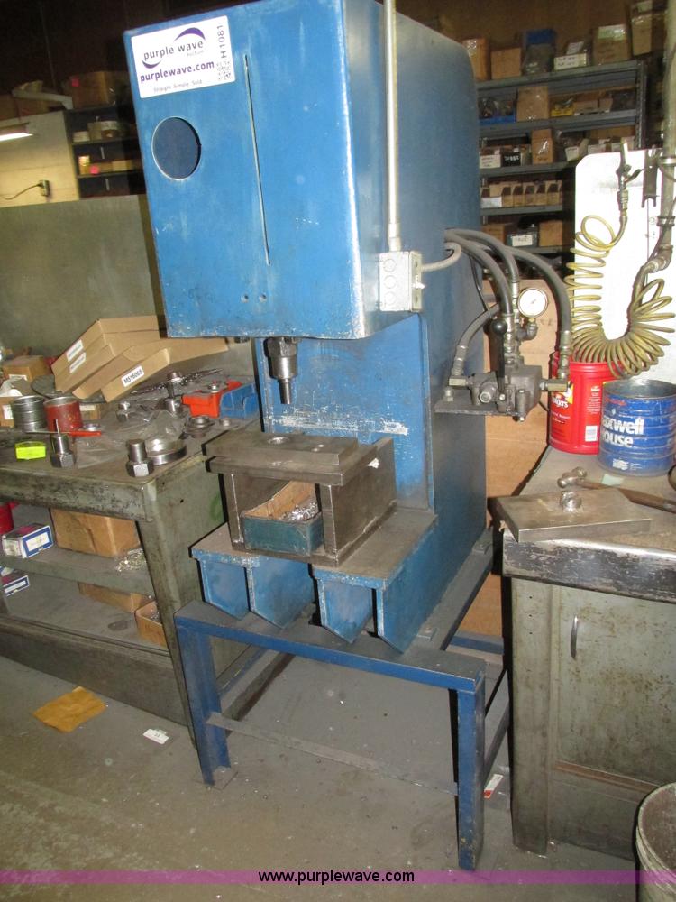 image for item H1081 Hydraulic press