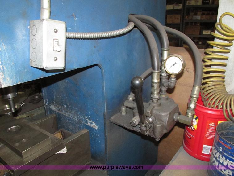 image for item H1081 Hydraulic press