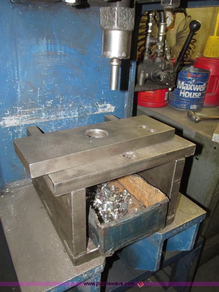 image for item H1081 Hydraulic press
