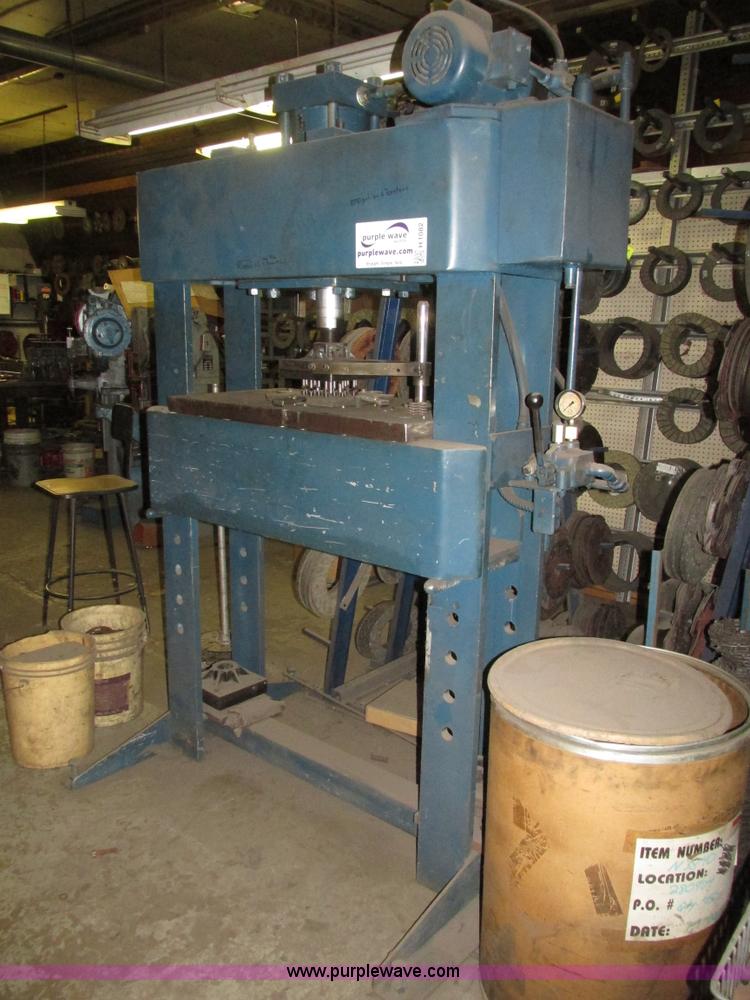 image for item H1082 Hydraulic press
