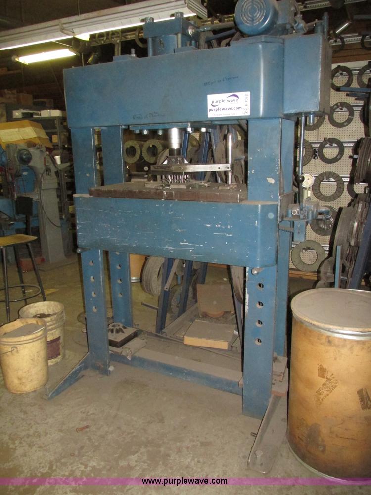 image for item H1082 Hydraulic press