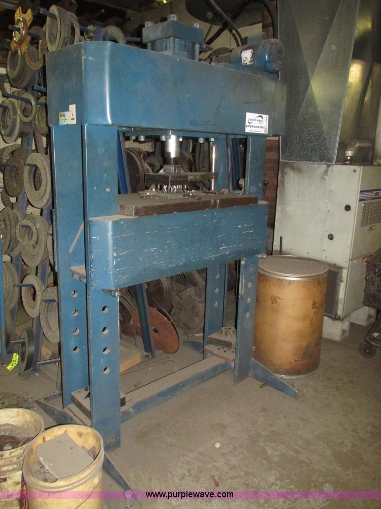 image for item H1082 Hydraulic press