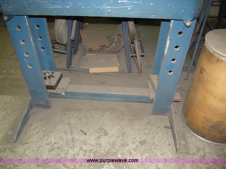 image for item H1082 Hydraulic press