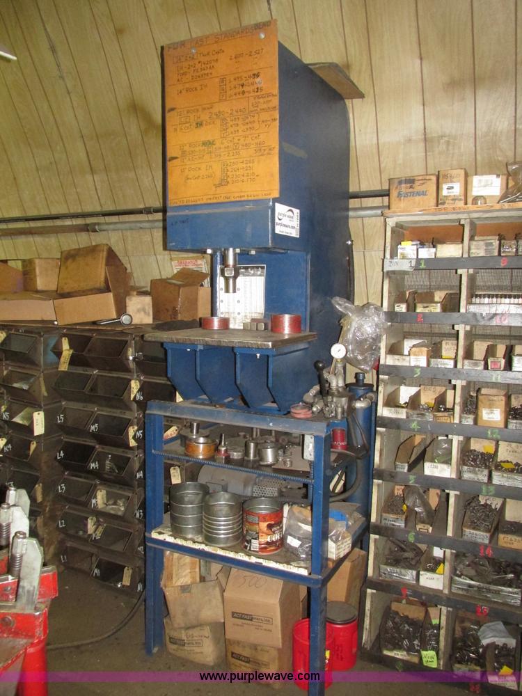 image for item H1084 Hydraulic press