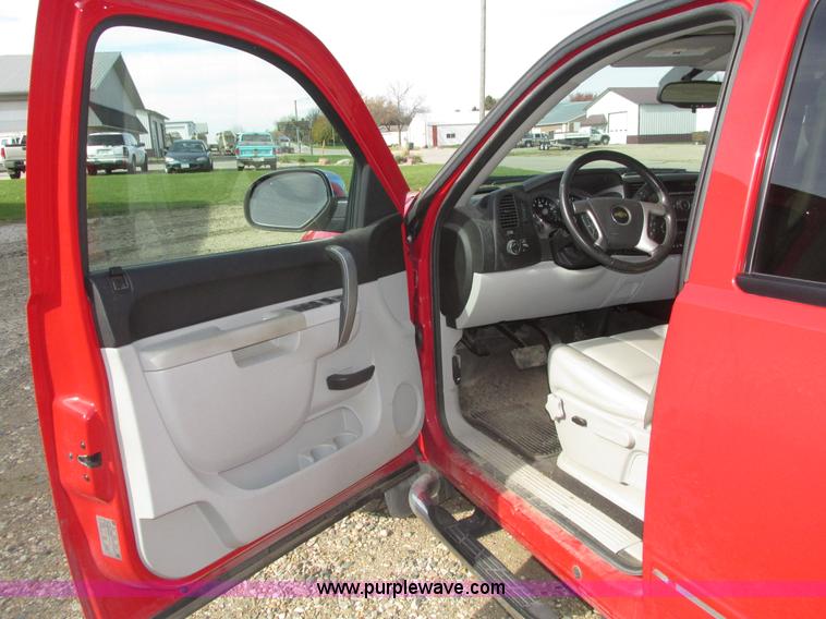 image for item H1096 2011 Chevrolet Silverado 1500 LT Crew Cab pickup truck