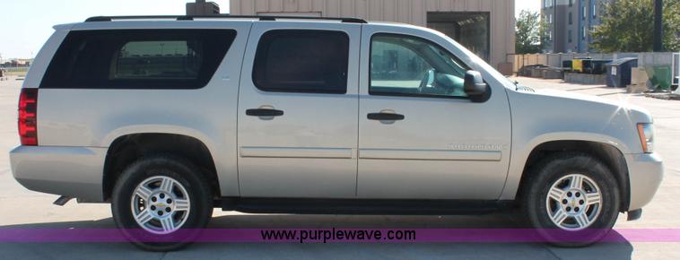 image for item H8082 2007 Chevrolet Suburban 1500 SUV